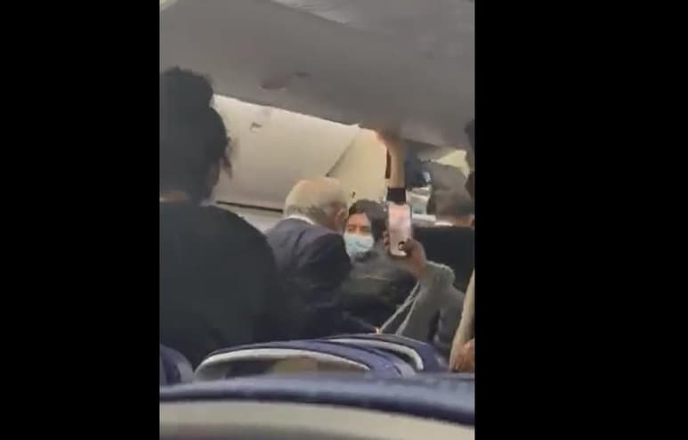 Durante el vuelo comercial donde viajaba rumbo al Aeropuerto John F. Kennedy. (EL SIGLO DE TORREÓN)