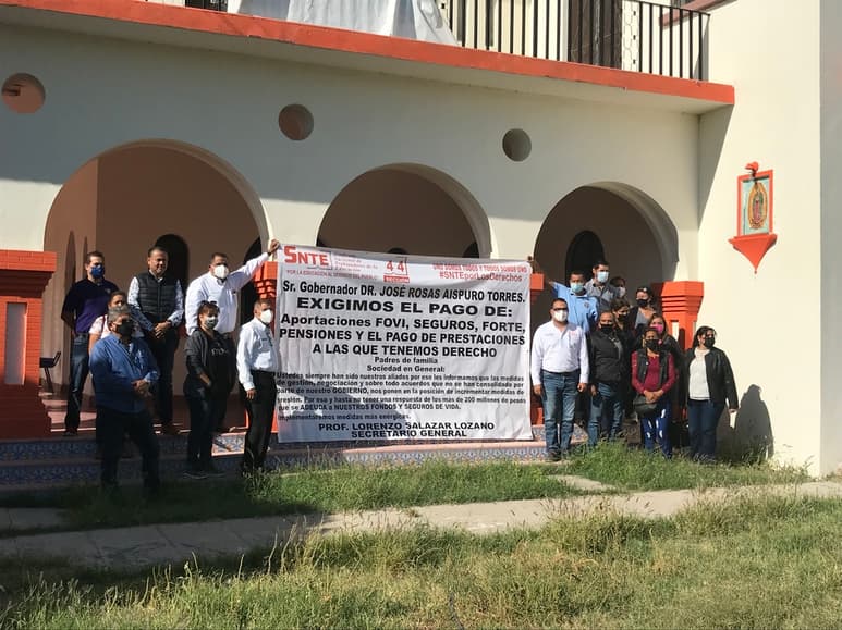 Maestros de la sección 44 del SNTE exigen al Gobierno estatal el pago de su adeudo que aseguran es por más de 500 millones de pesos. (GUADALUPE MIRANDA)