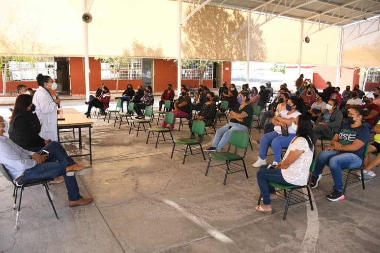 Ayer se reunieron autoridades educativas y de salud para dialogar sobre los casos confirmados de COVID con papás y mamás. (FERNANDO COMPEÁN)