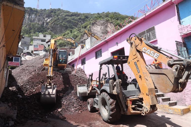 '¡No tenemos dónde vivir, los albergues ya los cerraron, estamos en la calle!', señalaron damnificados por el derrumbe de piedras del cerro del Chiquihuite frente a la oficina del presidente municipal Raciel Pérez Cruz. (ARCHIVO)
