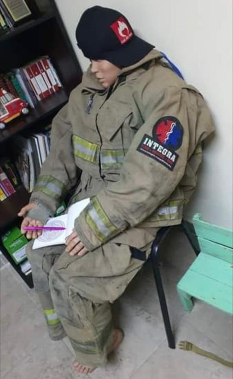 El maniquí se utiliza para prácticas de rescate, pesa 65 kilogramos, mide 1.6 metros, y tiene equipo de bomberos con logos de “Integra”, además de traer arnés de seguridad color naranja.
