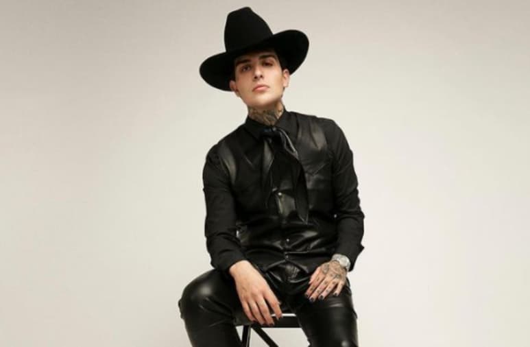 El cantante Adriel Favela está en medio de la controversia luego de que enfrentó a un reportero durante la alfombra azul de los premios de la revista GQ, en donde se galardonó a los 'hombres del año'. (CAPTURA INSTAGRAM)