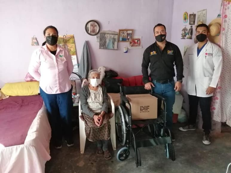 Personal del área de Atención a Adultos Mayores del Sistema Municipal para el Desarrollo Integral de la Familia Matamoros y de la Coordinación Región Laguna del programa AMA, llevaron a cabo la entrega de aparatos ortopédicos a cinco beneficiarios.