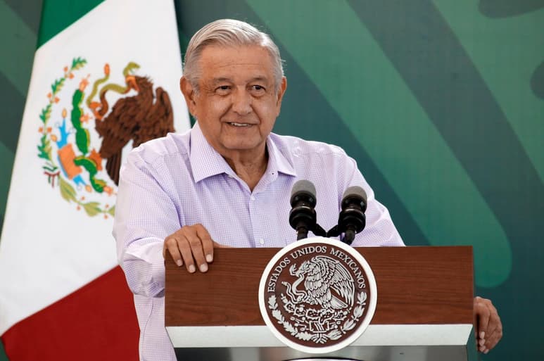 López Obrador aseguró que el gobernador tiene que arrancar de raíz la corrupción en el estado, reiterando que si bien ha habido alternancia fue más de lo mismo.