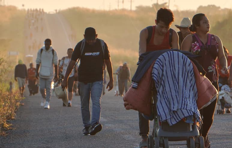 El titular de Gobernación (Segob), Adán Augusto López Hernández, informó que la caravana migrante, la cual se encuentra en Oaxaca, está compuesta por mil 200 migrantes de diferentes nacionalidades, de los cuales 800 han solicitado ante el Instituto Nacional de Migración (INM) quedarse de manera permanente en México. (ARCHIVO)