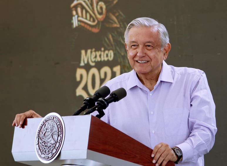 Tras concluir su gira por Jalisco, Colima y Sonora, el presidente Andrés Manuel López Obrador viaja en vuelo comercial a la Ciudad de México para iniciar un 'retiro familiar' previo a su cumpleaños número 68. (ARCHIVO)