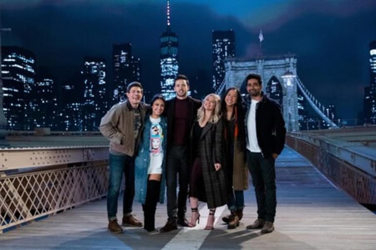 Hace meses se confirmó que la actriz y cantante estadounidense se convertiría en la protagonista del spin-off de 'How I Met Your Father', la serie ya se encuentra en producción por lo que se lanzó la primera imagen del elenco que compartirá créditos con Duff.
