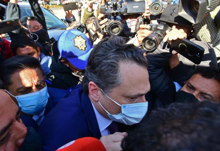 A petición de su abogado, esta tarde se tiene previsto retirarle el brazalete electrónico al exdirector del Petróleos Mexicanos (Pemex), Emilio Lozoya Austin, que se le colocó el año pasado cuando llevaba su proceso en libertad por los casos Odebrecth y Agronitrogenados. (ARCHIVO)