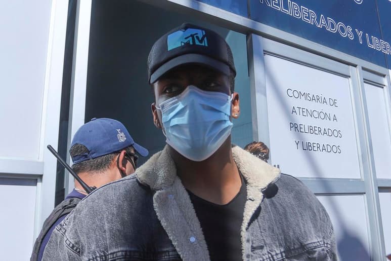 Familiares de una mujer que falleció junto con su pareja en un accidente provocado por el delantero mexicano de ascendencia camerunesa, Joao Maleck, anunciaron este viernes que pedirán a la Justicia el aumento de la pena al exjugador del Sevilla español y su regreso a la cárcel. (ARCHIVO)