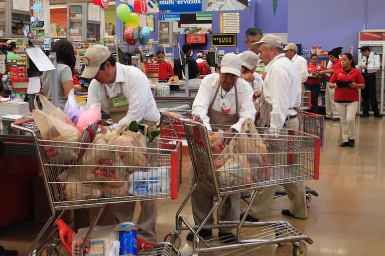 DIF Torreón ofrece terapia ocupacional remunerativa a adultos mayores que prestan servicio de empaque en centros comerciales.