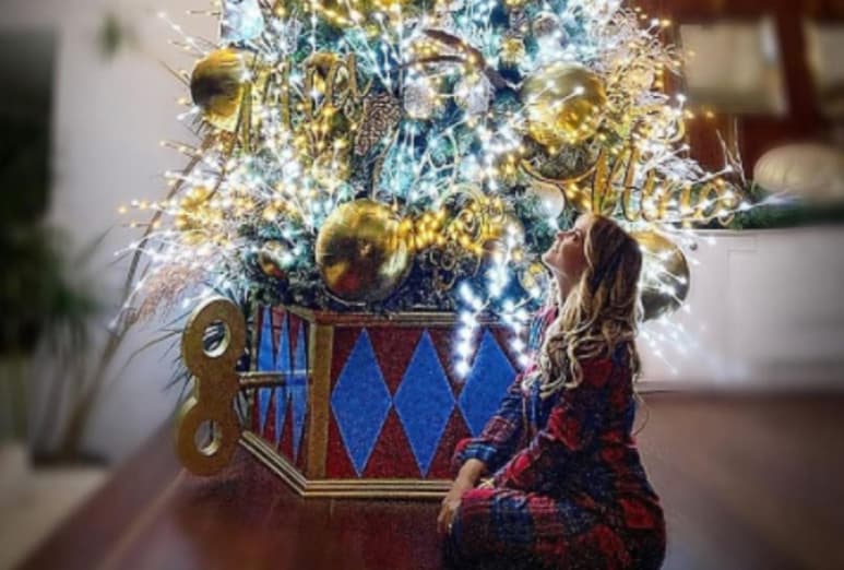 Hay quienes solo esperan que pase Halloween y Día de muertos para ponerse navideños y una de ellas es Andrea Legarreta. (ESPECIAL)