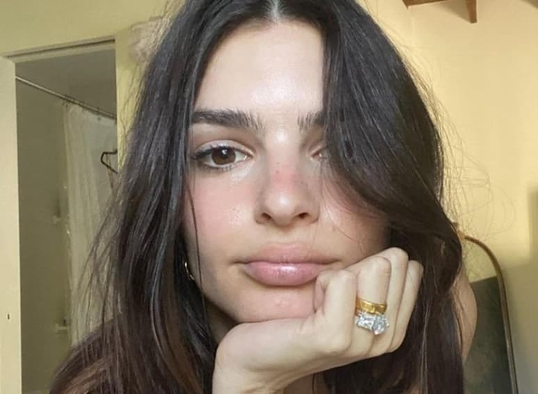 La modelo mostró cómo lucía a sus 20 años mientras modelaba su figura en bikini (@EMRATA)