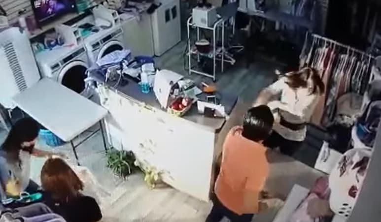 La tarde del viernes se realizó la audiencia inicial en contra del hombre que fue captado en video cuando agredió a dos mujeres en una tintorería de la colonia Los Viñedos de la ciudad de Torreón. (ESPECIAL)