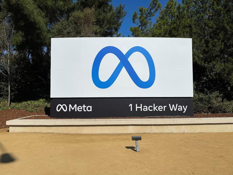 El fabricante estadounidense de chips AMD anunció que cerró un acuerdo para suministrar microprocesadores a Meta, la compañía matriz de Facebook, con lo que sigue comiendo terreno a su gran competidor en este mercado, Intel. (ARCHIVO)