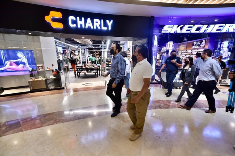 Hoy realizaron un recorrido en los diferentes centros comerciales para revisar las medidas. (ÉRICK SOTOMAYOR)