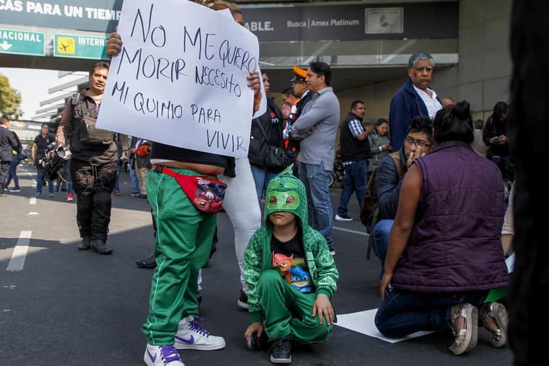 Por segundo martes consecutivo, padres de niños con cáncer bloquean las inmediaciones de la Terminal 1 del Aeropuerto Internacional de la Ciudad de México (AICM). (ARCHIVO)