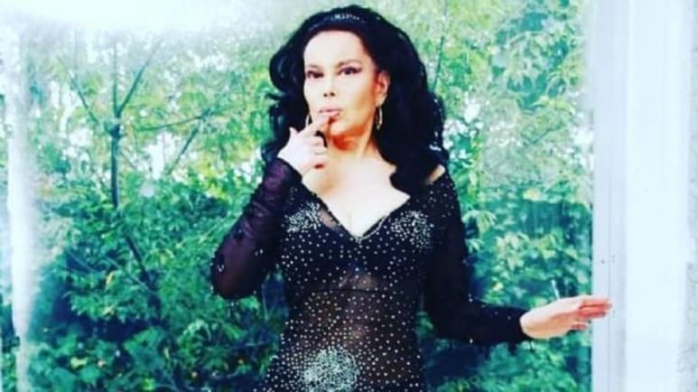 Silvana Durán, hija de la vedette Rossy Mendoza (76 años), comentó que su madre lleva días hospitalizada luego de detectársele dos coágulos, uno en un pulmón y otro en la pierna, mismos que ya están siendo tratados pero que son producto del lupus que le fue detectado a su madre desde los 30 años, y con los que ha lidiado de distintas formas desde entonces.