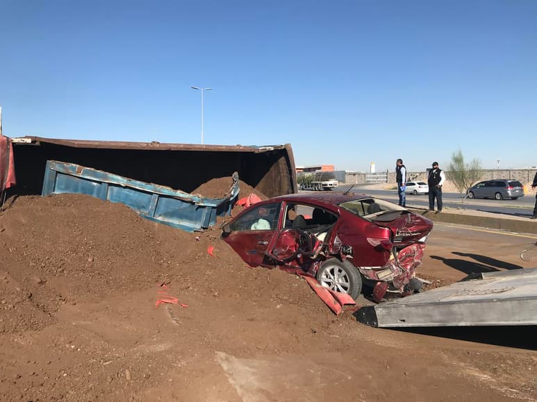 El tráiler que transportaba varias toneladas de tierra, no logró frenar y se impactó contra cinco unidades. (EL SIGLO DE TORREÓN)
