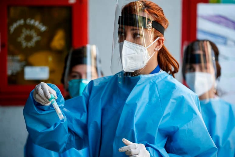 Italia confirmó hoy 10,172 nuevos contagios de coronavirus en las últimas veinticuatro horas, superando el umbral de los diez mil por primera vez desde el pasado mes de mayo, según los datos publicados por el Ministerio de Sanidad. (ARCHIVO)