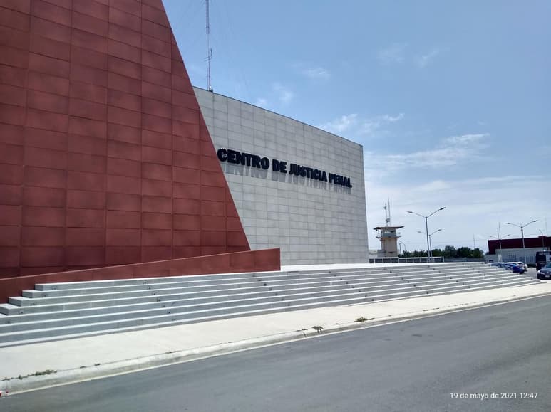 Fue el día de ayer que se llevó a cabo la audiencia intermedia en Saltillo en contra de José “NN”, Ramón “NN” y Vicente “NN”, éste último ex tesorero del acalde por el delito de peculado bajo la causa 144/2021.