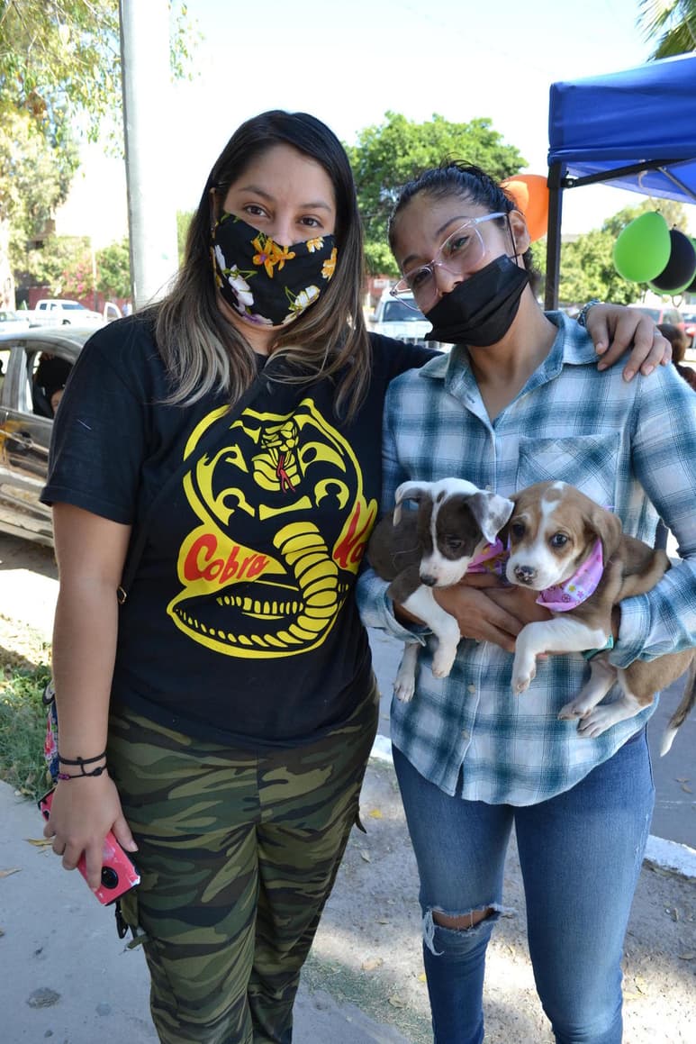 Grecia y Madaí con las perritas 'Halie' y 'Muñeca' (EL SIGLO DE TORREÓN/ELENA GONZÁLEZ) 