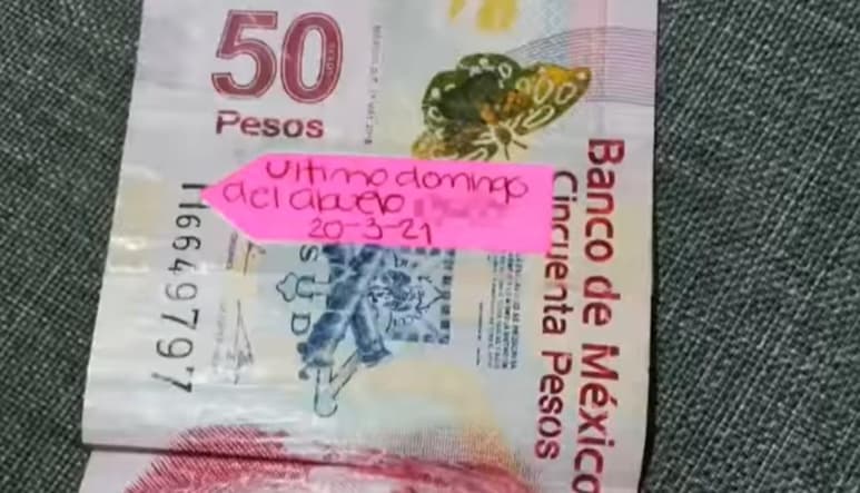 El billete que le fue entregado como cambio a una mujer en Guadalajara, posee una etiqueta que lo señala como 'el último domingo del abuelo' (CAPTURA)
