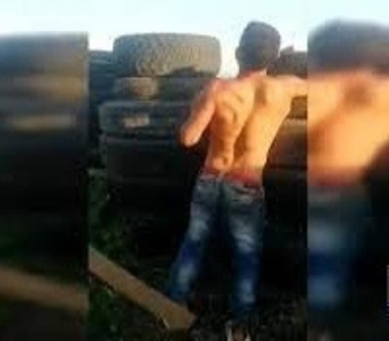 Un grupo de autodefensas de Tepalcatepec, Michoacán, da tablazos en las nalgas a un hombre que presuntamente compró cristal o 'hielo', como se le conoce en la zona a dicha droga, por faltar a la prohibición de compraventa en los límites señalados por los mismos. (ESPECIAL)