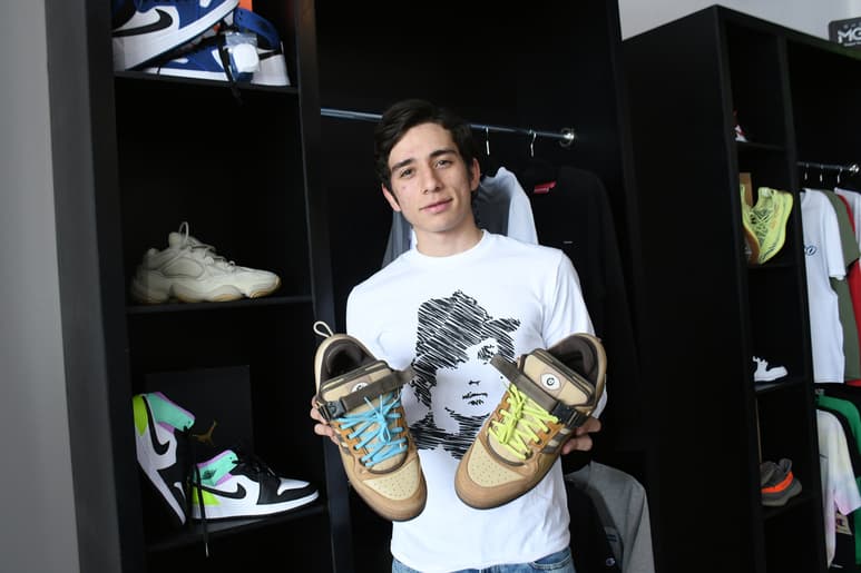 José Miguel tiene 19 años y es el emprendedor que está detrás de la tienda de tenis exclusivos. (EL SIGLO DE TORREÓN / Fernando Compean)
