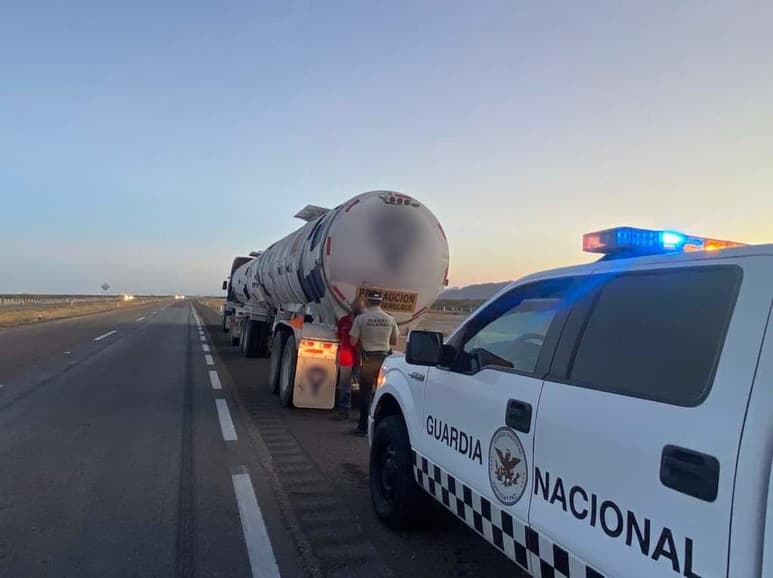 El tractocamión transportaba 60 toneladas de melaza en las inmediaciones de Mapimí. (EL SIGLO DE TORREÓN)