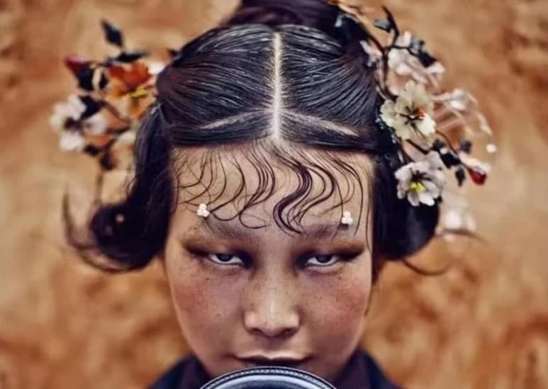 La fotografía muestra a una modelo asiática con la 'mirada sombría', detalle que ha sido severamente criticado en China (ESPECIAL)