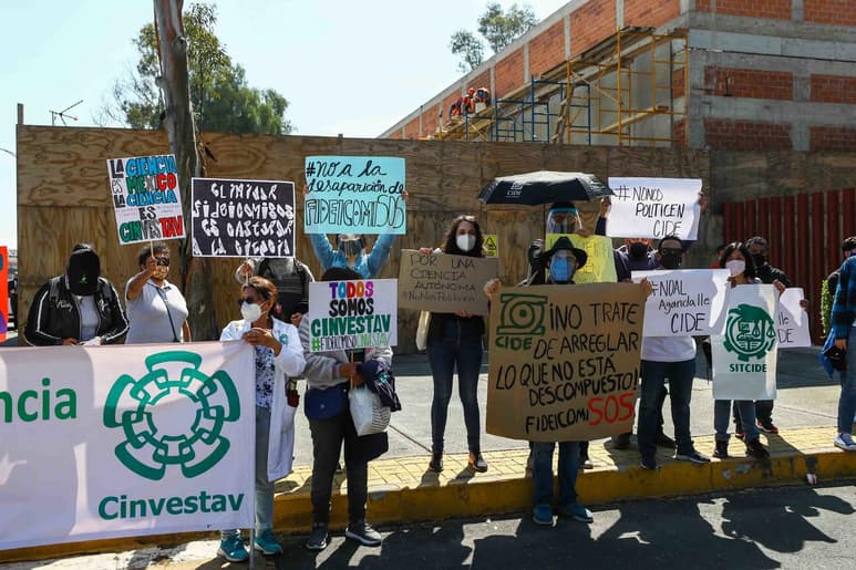 Estudiantes, profesores e investigadores del Centro de Investigación y Docencia Económicas (CIDE) salieron a manifestarse en contra de su director interino, José Antonio Romero Tellaeche. (ARCHIVO)