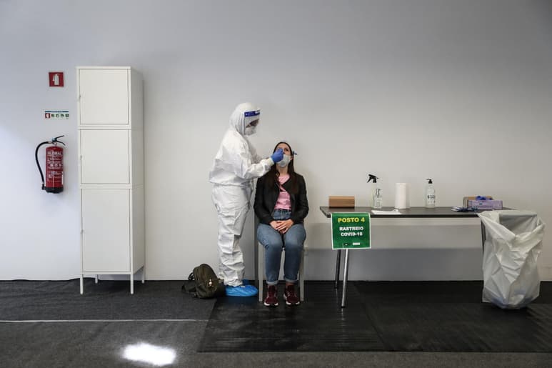 Portugal estudia endurecer las restricciones para combatir la pandemia ante el avance de la quinta ola, con cifras de infecciones y hospitalizados que no se veían desde hace más de dos meses, mientras se acercan las reuniones navideñas, que el año pasado dispararon los contagios. (ARCHIVO)