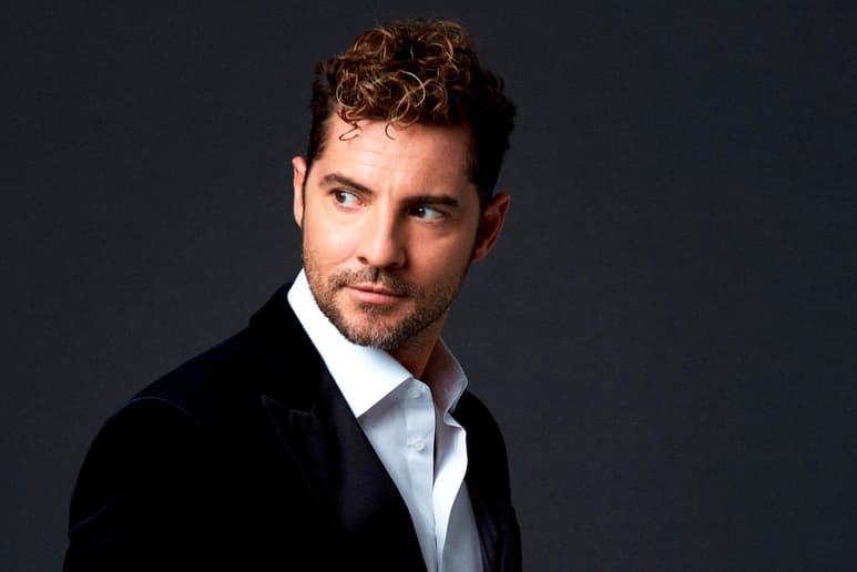 El cantante español David Bisbal lanzará el próximo 3 de diciembre un álbum recopilatorio en torno a sus dos primeras décadas en la música bajo el título '20 años contigo', ha anunciado este viernes Universal Music.
