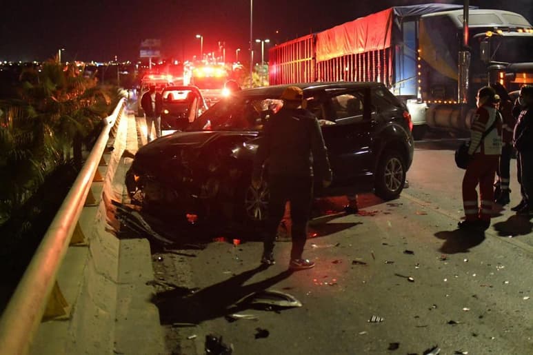 Ambas camionetas salieron proyectadas al muro de contención.