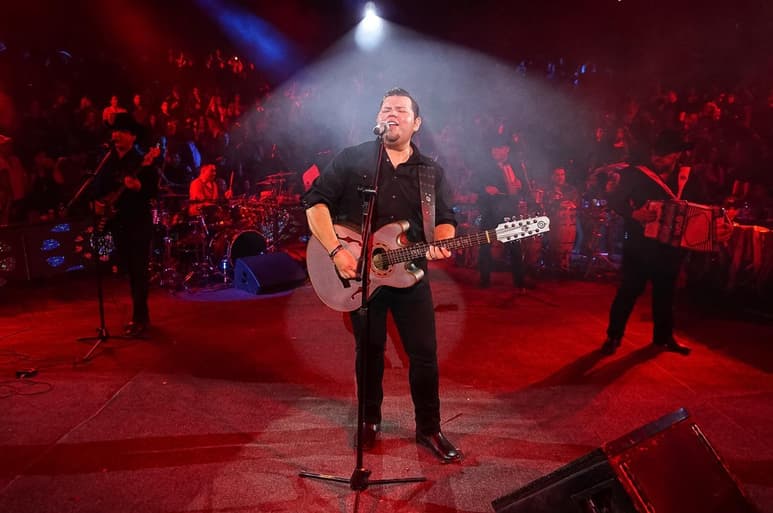 Los laguneros son el coro más bonito del Grupo Duelo en México y Estados Unidos, así lo manifestó su vocalista Iván Treviño durante su presentación en el Palenque Vicente Fernández de la Feria Gómez Palacio. (CORTESÍA)