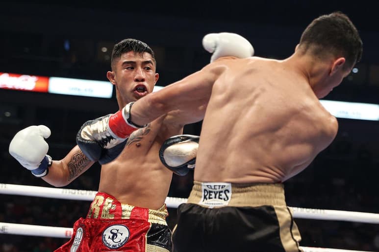 El mexicano Julio César “Rey” Martínez, mantuvo su título con un gris combate sin decisión (No Contest) frente al retador obligatorio, el puertorriqueño McWilliams Arroyo.