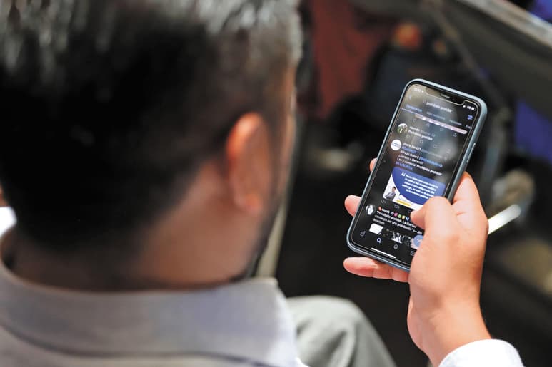 Para la detección del COVID 19, además de la vacunación, se busca rastrear los casos a través de teléfonos celulares y emitir alertas a quienes estuvieron cerca.