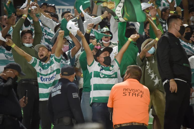 Los aficionados santistas salieron felices luego de la victoria de sus Guerreros sobre el complicado San Luis.