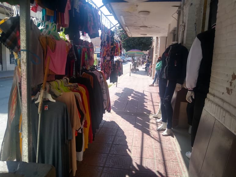 Con la mercancía bloquean banquetas y lugares para estacionar. (EL SIGLO DE TORREÓN / Mary Vázquez)