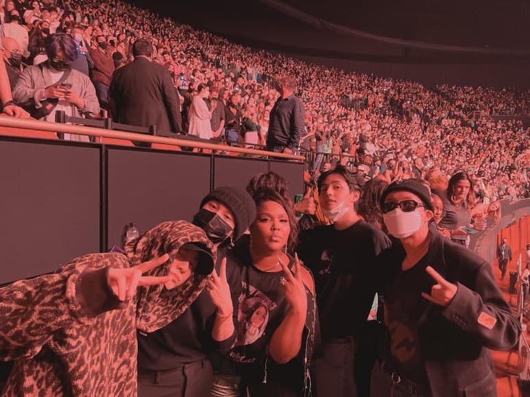 Los famosos también su propios ídolos, tal es el caso de la famosa cantante estadounidense Lizzo, quien durante un concierto de Harry Styles se tomó una 'selfie' con J-Hope, Jungkook, Taehyung (V) y Jimin de BTS, un momento que presumieron en las redes sociales.