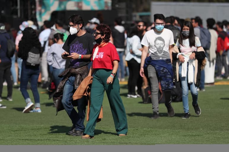 México registró este domingo 99 nuevas muertes por la COVID-19 para un total de 292,471 confirmadas, además de otros 1,225 casos para llegar hasta los 3,863,362 detectados, según la Secretaría de Salud. (EFE)