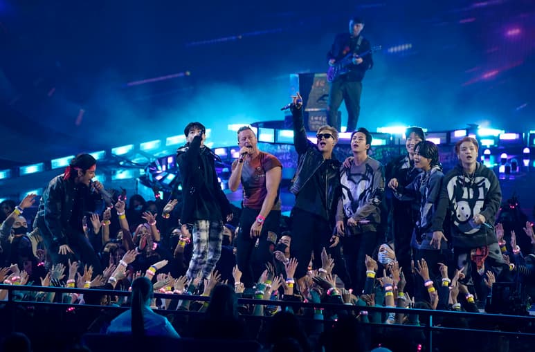El Kpop se apoderó de la industria musical global y es precisamente la agrupación de BTS, integrada por Jin, Suga, J-Hope, RM, Jimin, V y Jungkook quienes se han colocado como los favoritos de las listas de popularidad, y este domingo no fue la excepción ya que lograron una participación destacada en los American Music Awards 2021.