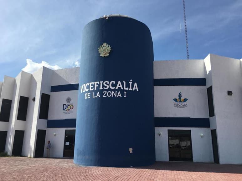 Armado con una pistola hombre asaltó tienda Oxxo localizada en la colonia 5 de Mayo de Gómez Palacio, logró huir con mercancía y dinero en efectivo.