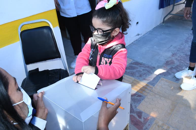 Se diseñó una boleta en sistema braille para que los menores pudieran participar en esta modalidad. (FERNANDO COMPEÁN)