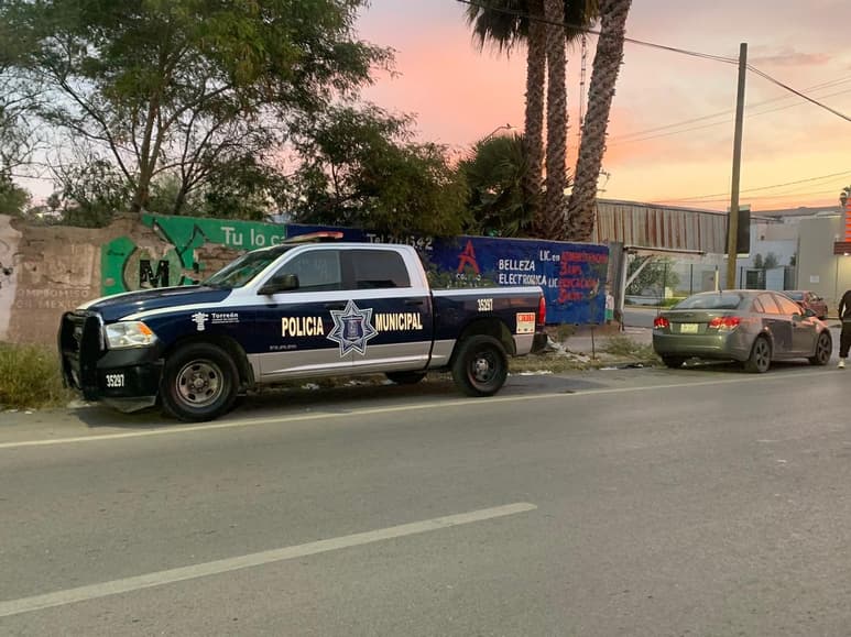 Testigos de los hechos indicaron que tras el contacto, la patrulla se retiró del lugar, pero fue seguida por un motociclista y finalmente regresó luego de algunos minutos. (EL SIGLO DE TORREÓN)
