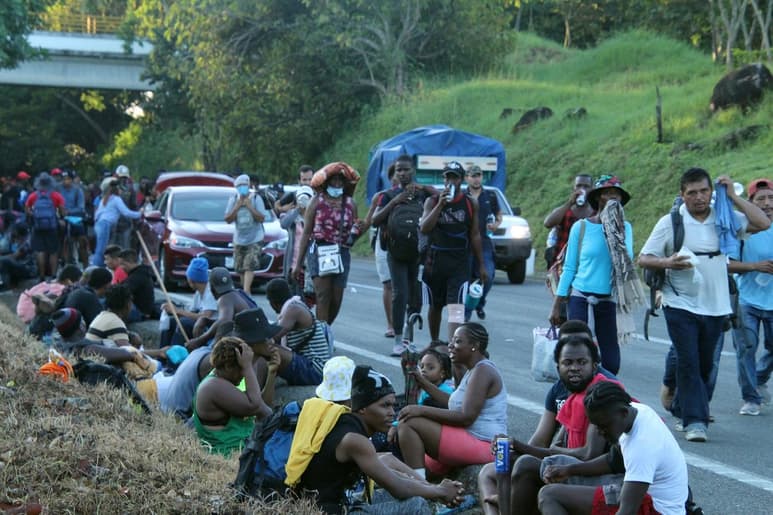 El contingente de la caravana migrante que atraviesa territorio mexicano actualmente partió esta mañana de lunes de Acayucan, Veracruz hacia la Ciudad de México, tomando la autopista, después de descansar dos días en esta población veracruzana. (ARCHIVO)