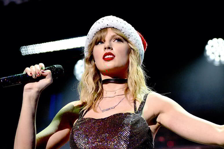 La cantante Taylor Swift publicó este lunes una nueva versión del tema 'Christmas Tree Farm', el éxito navideño que grabó en 2019 y que ahora reedita con apoyo de una orquesta de 70 músicos con arreglo, y a tiempo para los festivos de fin de año. (ESPECIAL)
