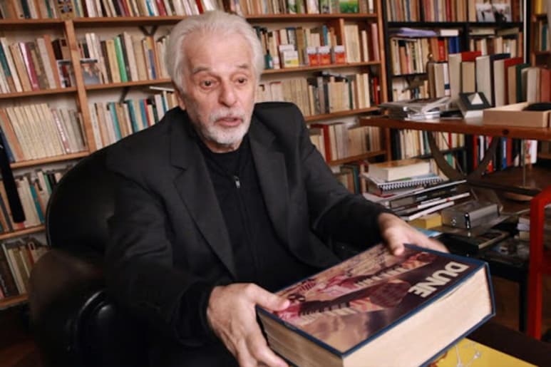 Un storyboard con el que el director franco-chileno Alejandro Jodorowsky planeó la adaptación cinematográfica de la novela de ciencia ficción 'Dune', que finalmente no se llevó a cabo, fue adjudicado este lunes en París por 2,66 millones de euros (2,99 millones de dólares al cambio actual. (ESPECIAL)