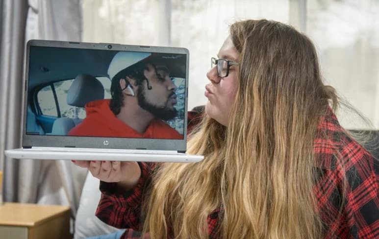 Tras conocerse en Facebook, la pareja formalizó su relación casándose a través de una videollamada en Zoom, pese a jamás haberse visto en persona (CAPTURA)