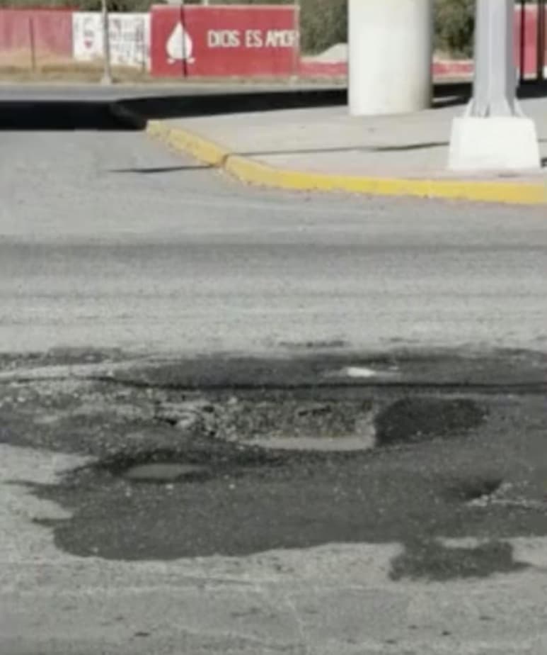 Se trata de un bache ubicado en el cruce de los bulevares Solidaridad y Fundadores

